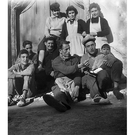 Miembros de las familias Prats y Berenguer delante de la casa de Paco "Mosquit"