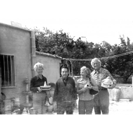 Vicente Prats Marhuenda entre clientes delante de su taller.