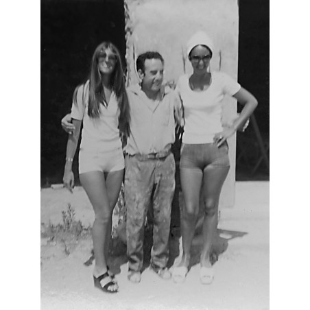 Vicente Prats Marhuenda fotografiado con unas clientes.