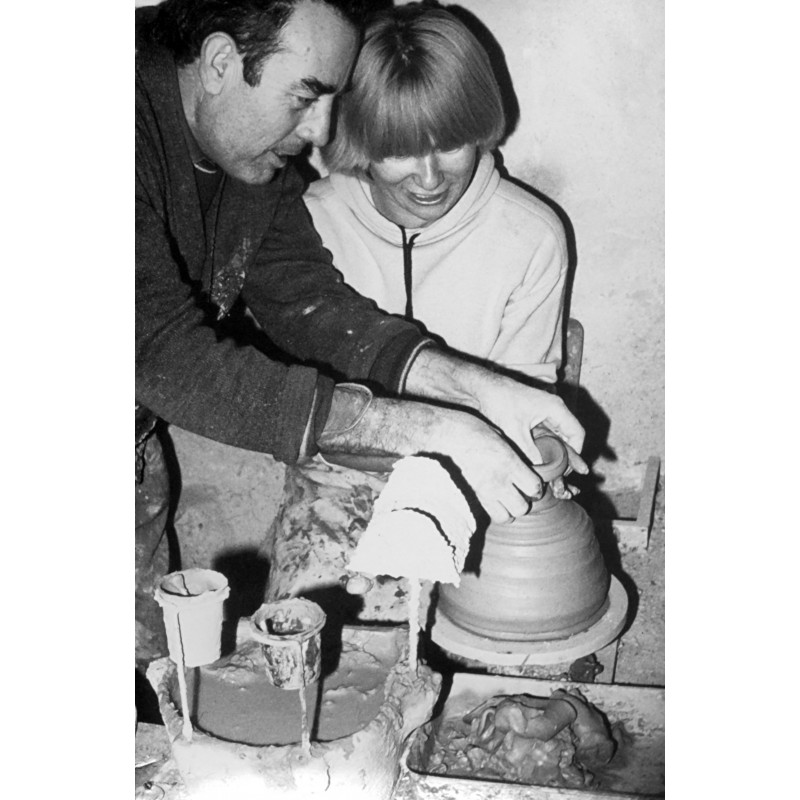 Vicente Prats Marhuenda , alfarero,  con una alumna - 1