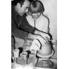 Vicente Prats Marhuenda , alfarero,  con una alumna - 1