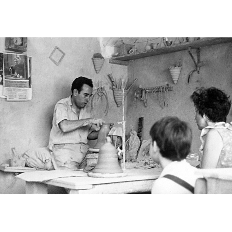 Vicente Prats Marhuenda, alfarero, en su taller