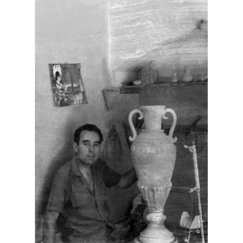 Vicente Prats Marhuenda posando con una ámfora en su taller