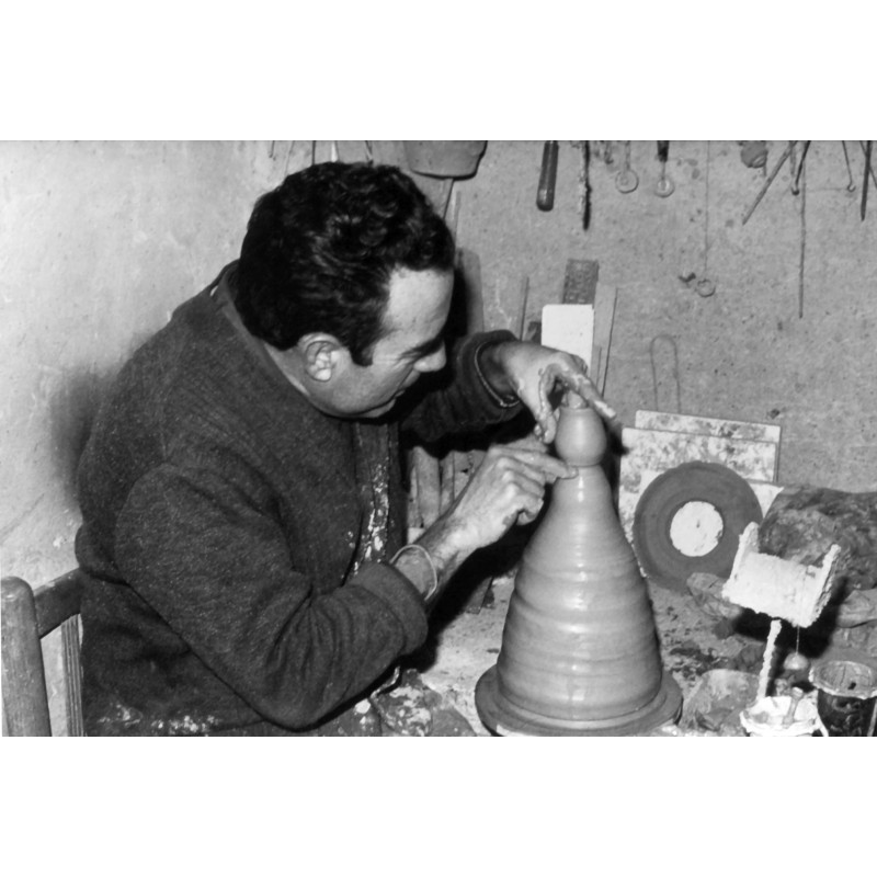 Vicente Prats Marhuenda trabajando en su taller