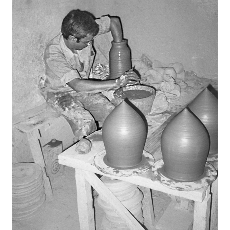 Juan Miguel Berenguer Morell trabajando con el torno