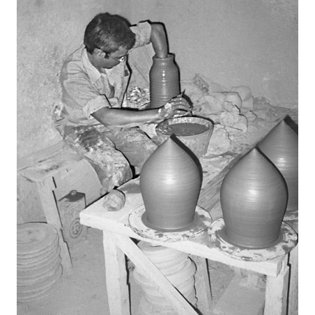 Juan Miguel Berenguer Morell trabajando con el torno