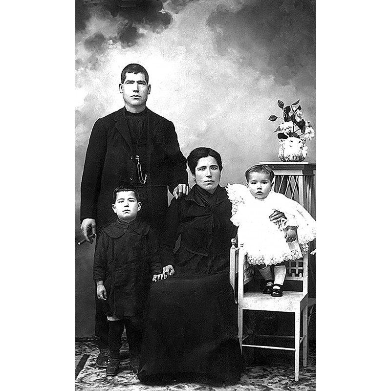 Adrián Berenguer Rocher con sus padres y hermanito de leche