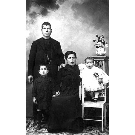 Adrián Berenguer Rocher con sus padres y hermanito de leche