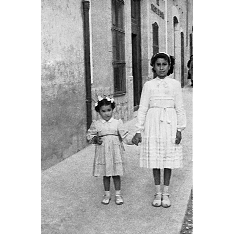 Carmen y Rosa Mari, hijas del alfarero Adrián Berenguer y Carmen Agud.