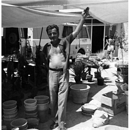 Francisco Sendra "Asencio" vendiendo piezas de las alfarerías de Orba en un mercado.