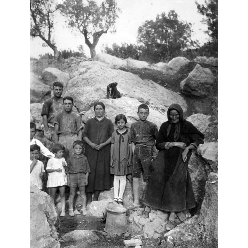 Pura Escrivá Sendra, abuela, con su hija y nietos.