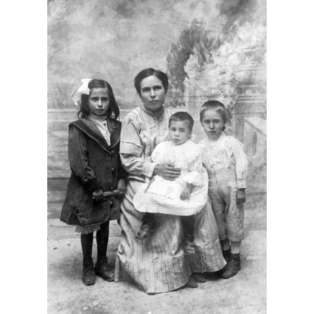 Pepa Teresa Mas Peretó, la madre de Rosa Morell Mas "Ratolina" con su familia