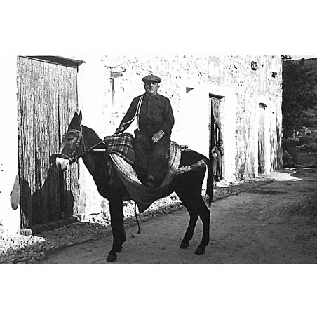 Fernando Prats Poquet delante de "les cases noves"