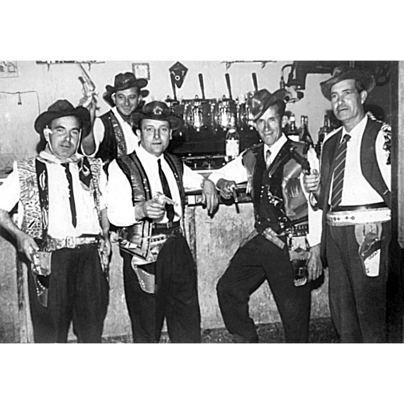 Salvador Escrivá "Blanquet" con amigos en el bar Escales