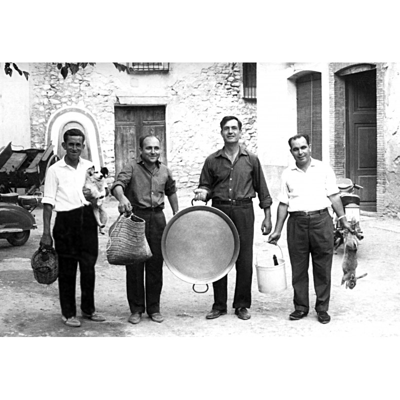 Salvador Escrivá Sendra "Blanquet" en compañía de varios amigos en  preparaciones de una paella - 1