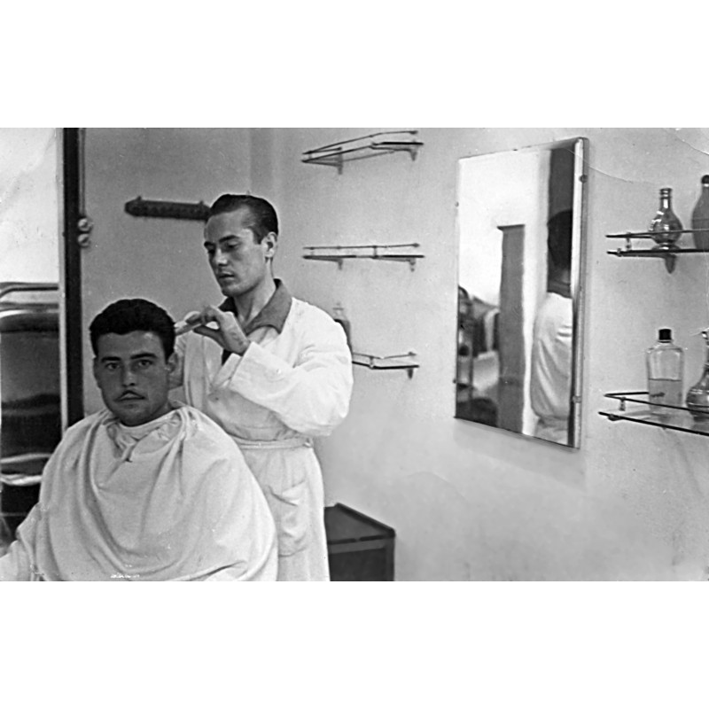 Salvador Sendra Ballester "Barber" practicando su oficio durante la mili