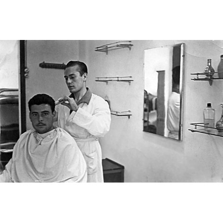 Salvador Sendra Ballester "Barber" practicando su oficio durante la mili
