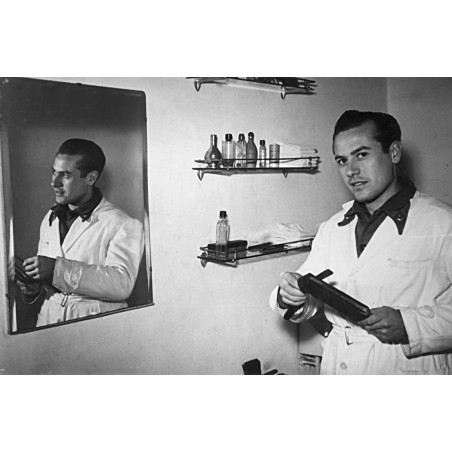 Salvador Sendra Ballester "Barber" practicando su oficio durante la mili