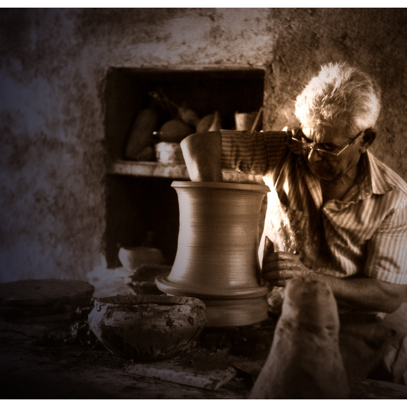 Vicente Berenguer "Machín" trabajando con el torno - 2