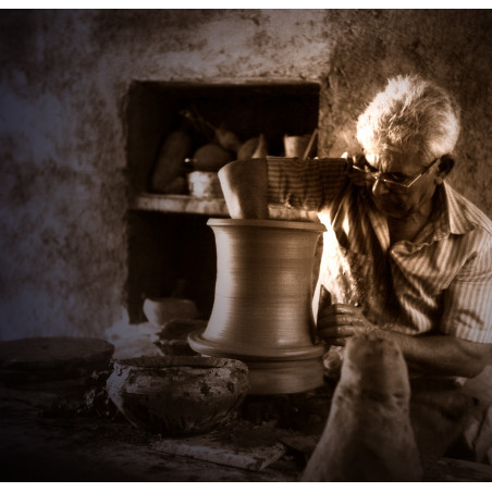 Vicente Berenguer "Machín" trabajando con el torno - 2