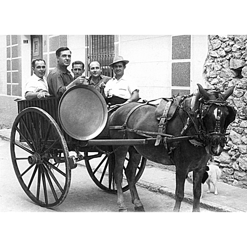 Salvador Escrivá Sendra "Blanquet" camino de celebrar una comida de paella