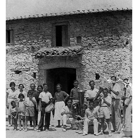 La familia de Teresa Berenguer Sendra posando con músicos delante de les Teuleres