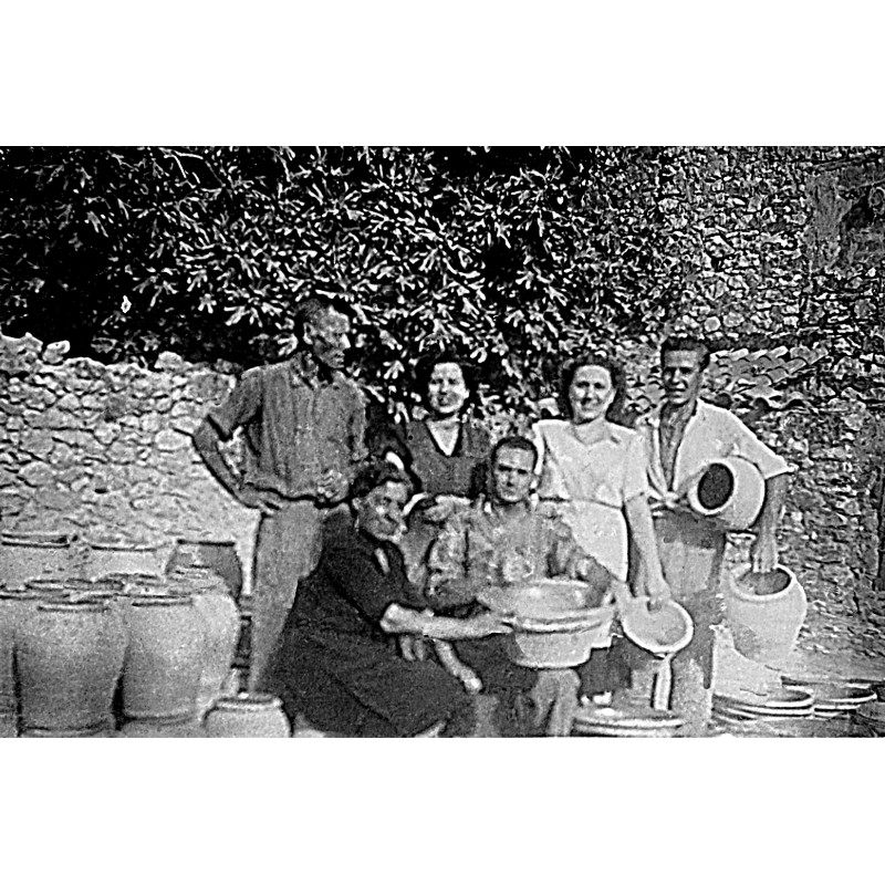 Familiares posando en la terrissería de Fernando Sendra Aranda en el Carrer del Hort.