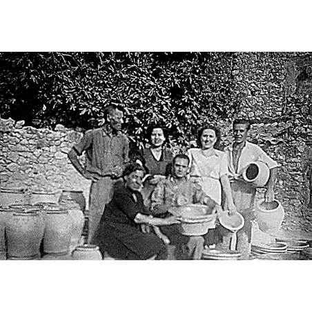 Familiares posando en la terrissería de Fernando Sendra Aranda en el Carrer del Hort.