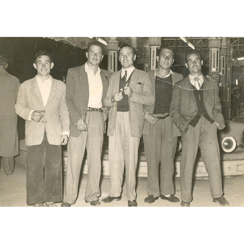 Salvador Sendra "Barber" con amigos durante la mili en Mallorca.