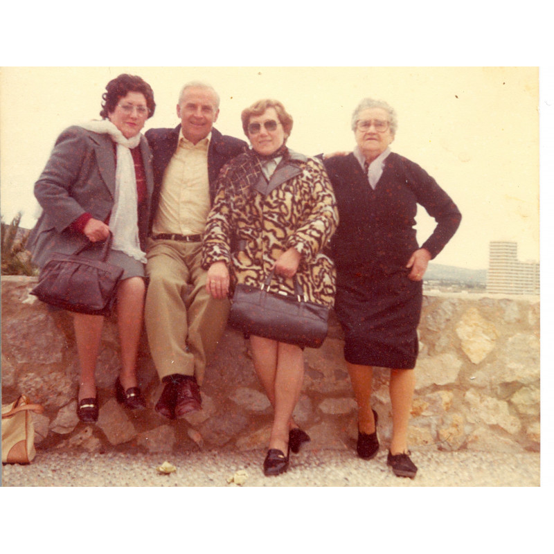 La madre de Salvador Sendra Ballester en compañía de amigas y amigo en Benidorm.