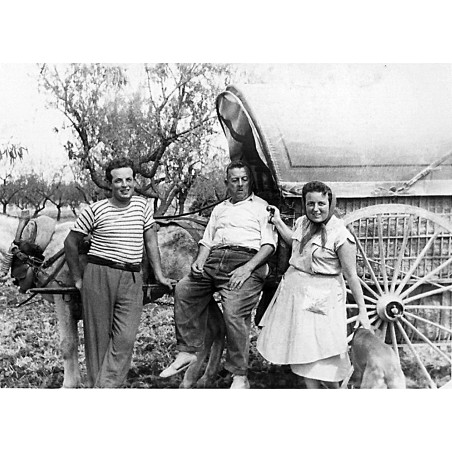 Fernando Prats Poquet, alfarero, con su hijo e hija Joaquín y Rosa Prats Caravaca.