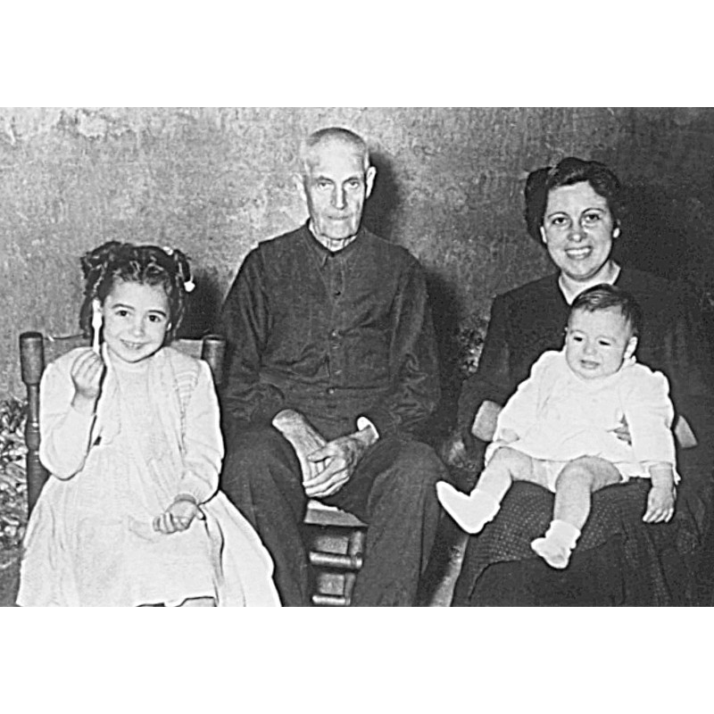 Joaquín Sendra Sendra tío Xoxim (1880 - 1954) "cassoler" con su hija Amparo y sus nietos