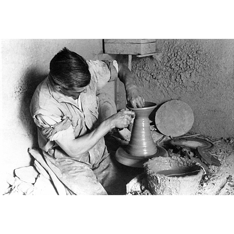 El alfarero Adrián Berenguer Rocher trabajando con el torno en el taller de les Teuleres