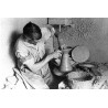 El alfarero Adrián Berenguer Rocher trabajando con el torno en el taller de les Teuleres