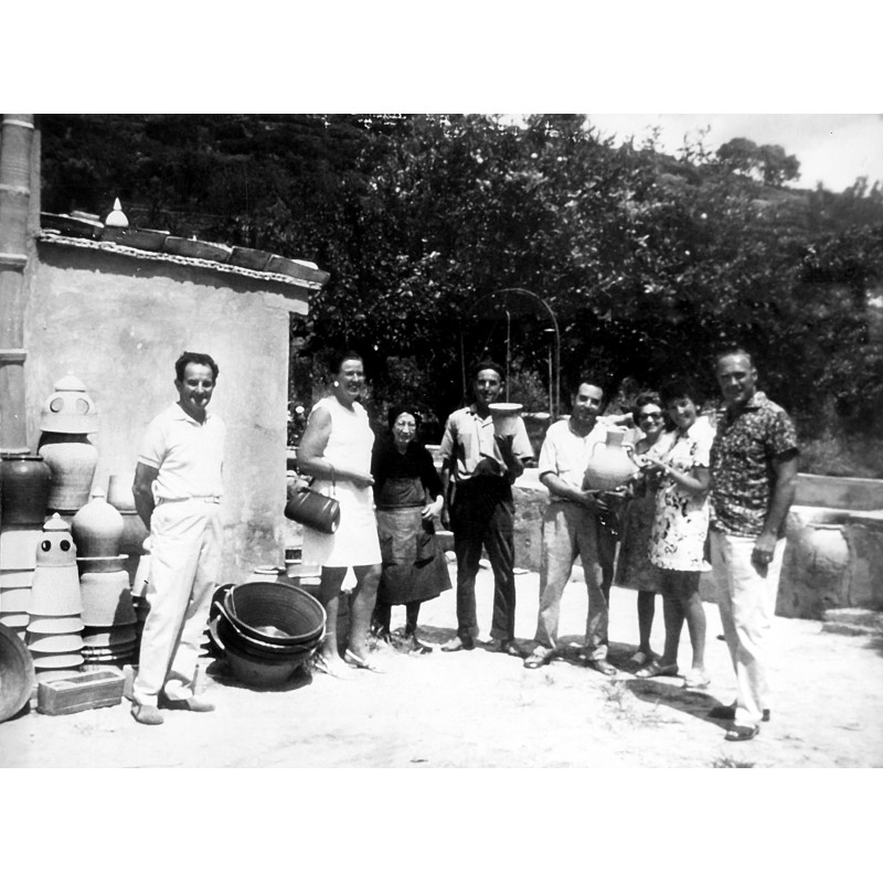 Vicente Prats Marhuenda con su primo Paco Prats "Mosquit" y clientes delante de su taller en les Teuleres