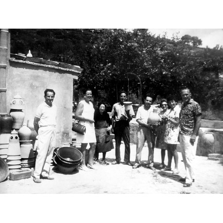 Vicente Prats Marhuenda con su primo Paco Prats "Mosquit" y clientes delante de su taller en les Teuleres