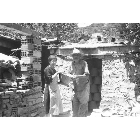 Vicente Prats y Consuelo Marhuenda, padres de "el Sord" delante del horno