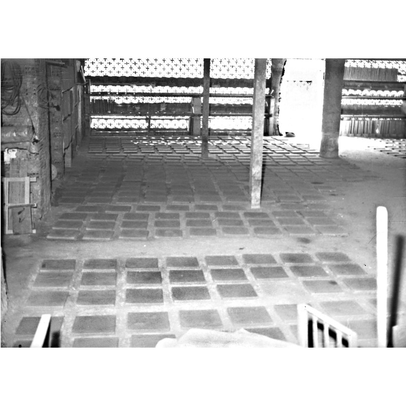 Baldosas en el suelo del taller de Vicente Prats Rocher