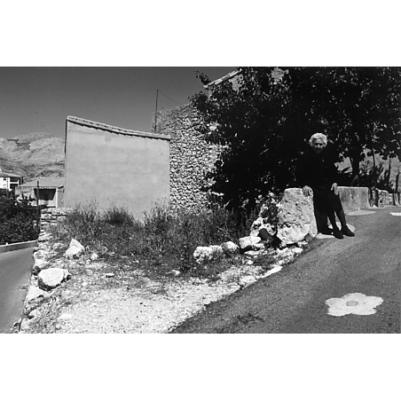 La tía Rosa Escrivá Ripoll "Rabosa" delante de les basses del "cassoler"  Fco. Vicente Escrivá "Blanquet" Aranda