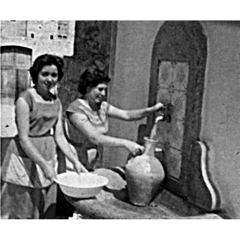 Cogiendo agua en "La Pompa" en la actual c/Fontilles