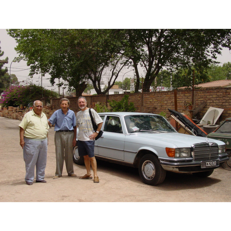 Manolo Cervera en la alfarería de los fluixà Torrens con Emilio Fluixà Vazquez