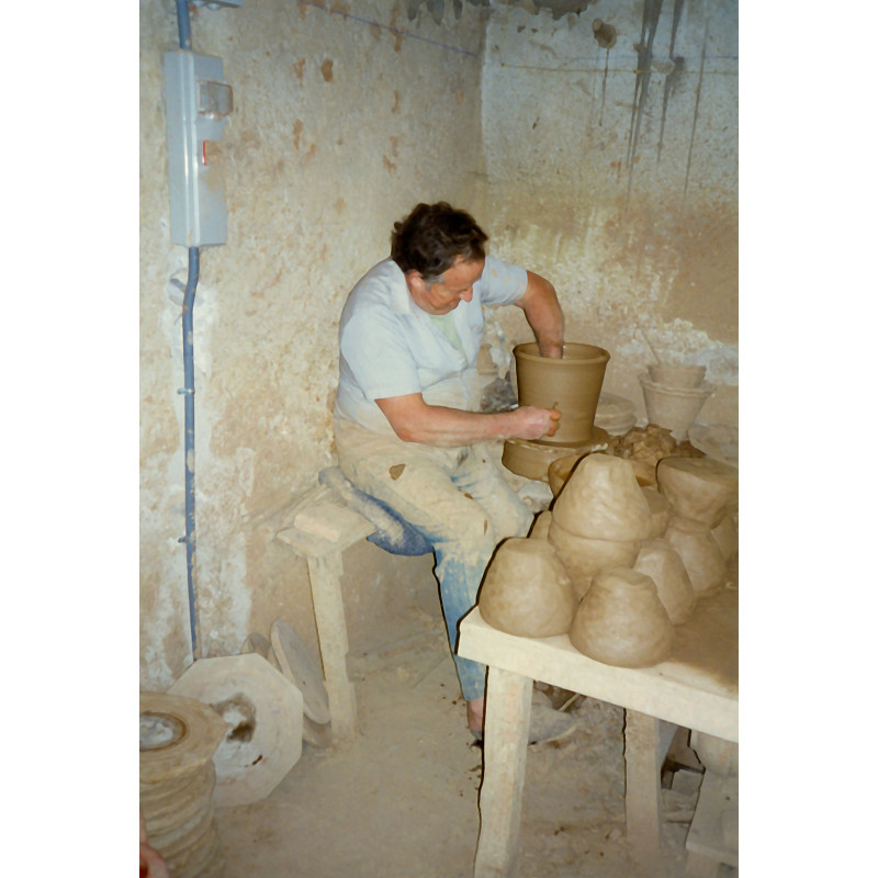 Joaquín Prats Caravaca trabajando con el torno