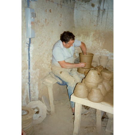 Joaquín Prats Caravaca trabajando con el torno