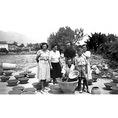 Trabajadores detrás del horno de Jesús Fluixà padre, poniendo el barniz