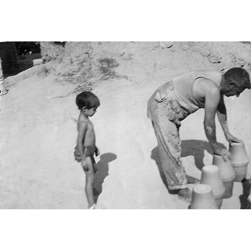 Salvador Berenguer "Gerra" con su hija Miriam delante del horno de los Leandros en la Teulera