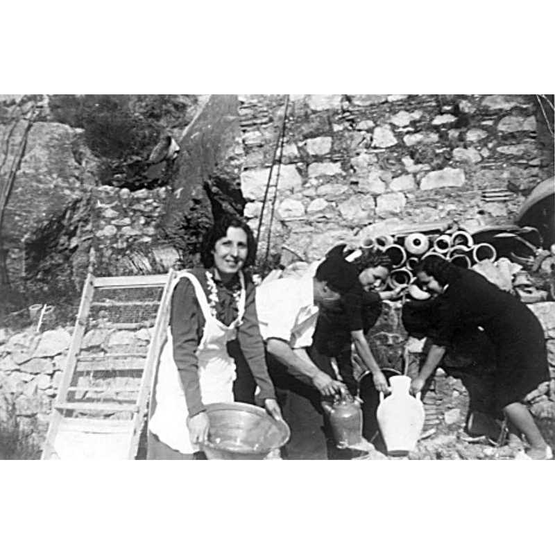 Carmen "de la llum" retratada en "les Teuleres" con amigas y un trabajador