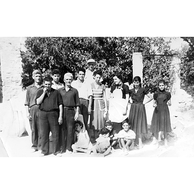 Berengueros y Berengueras delante un pou de la Teulera