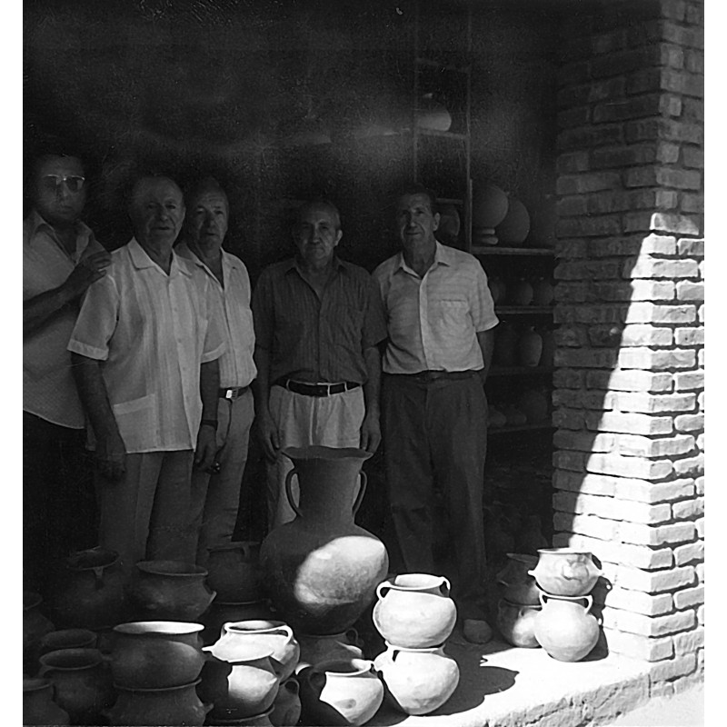 Los Fluixà Torrens posando en su fábrica de cerámica en Mendoza (Argentina)