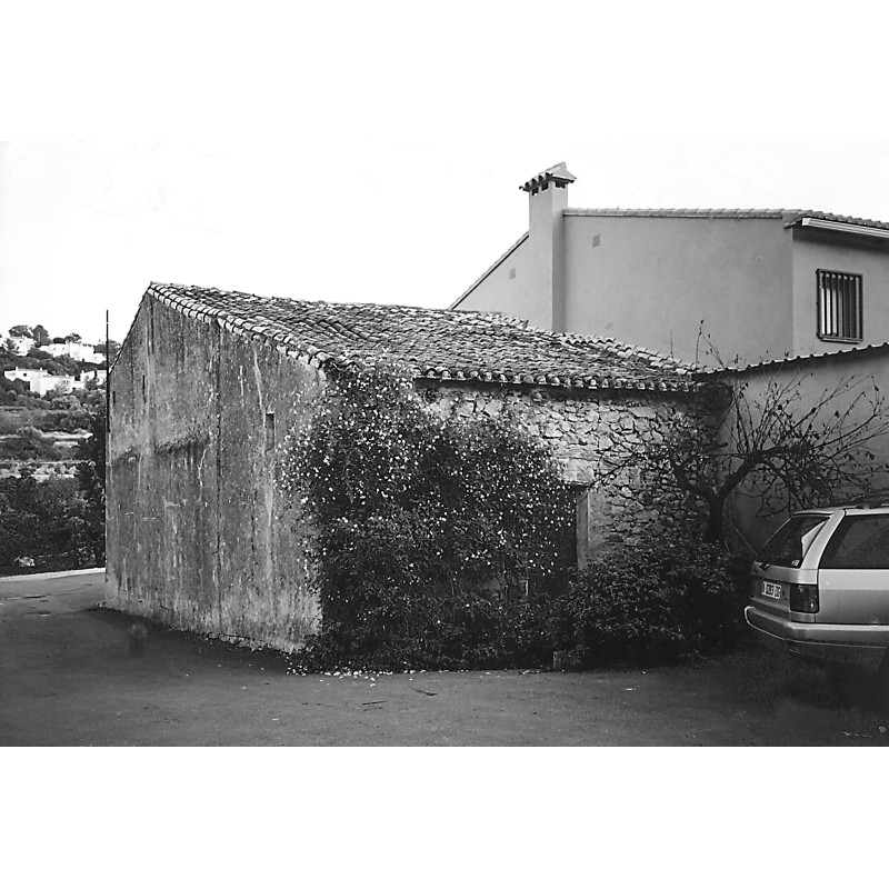 La parte de atrás del taler de los antepasados alfareros de Pepe Oliver Berenguer en la Teulera