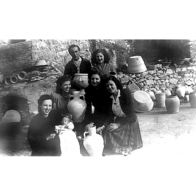 Visitantes y trabajador en "la teulera" de Salvador María Prats